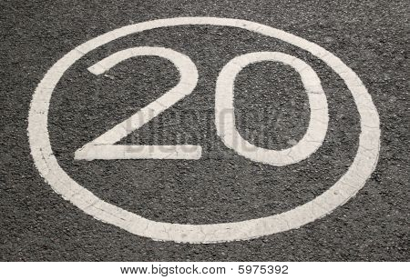 20 Meilen pro Stunde anmelden eine asphaltierte Straße.