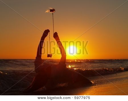 해변에서 여성 불 마술사