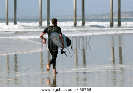 Surfer på stranden