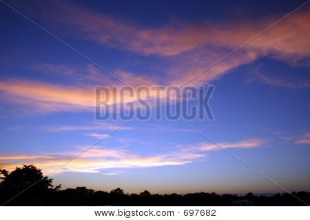 Kleurrijke wolken In blauwe hemel