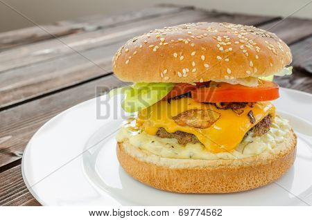 Cheeseburger With Bacon And Tartar Sauce And Garden Salad