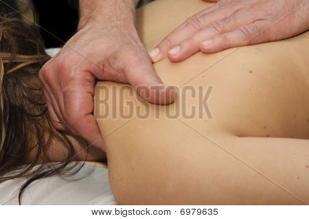 junge Frau immer massage