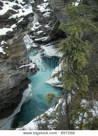 Turquoise rivière traversant à flanc de montagne