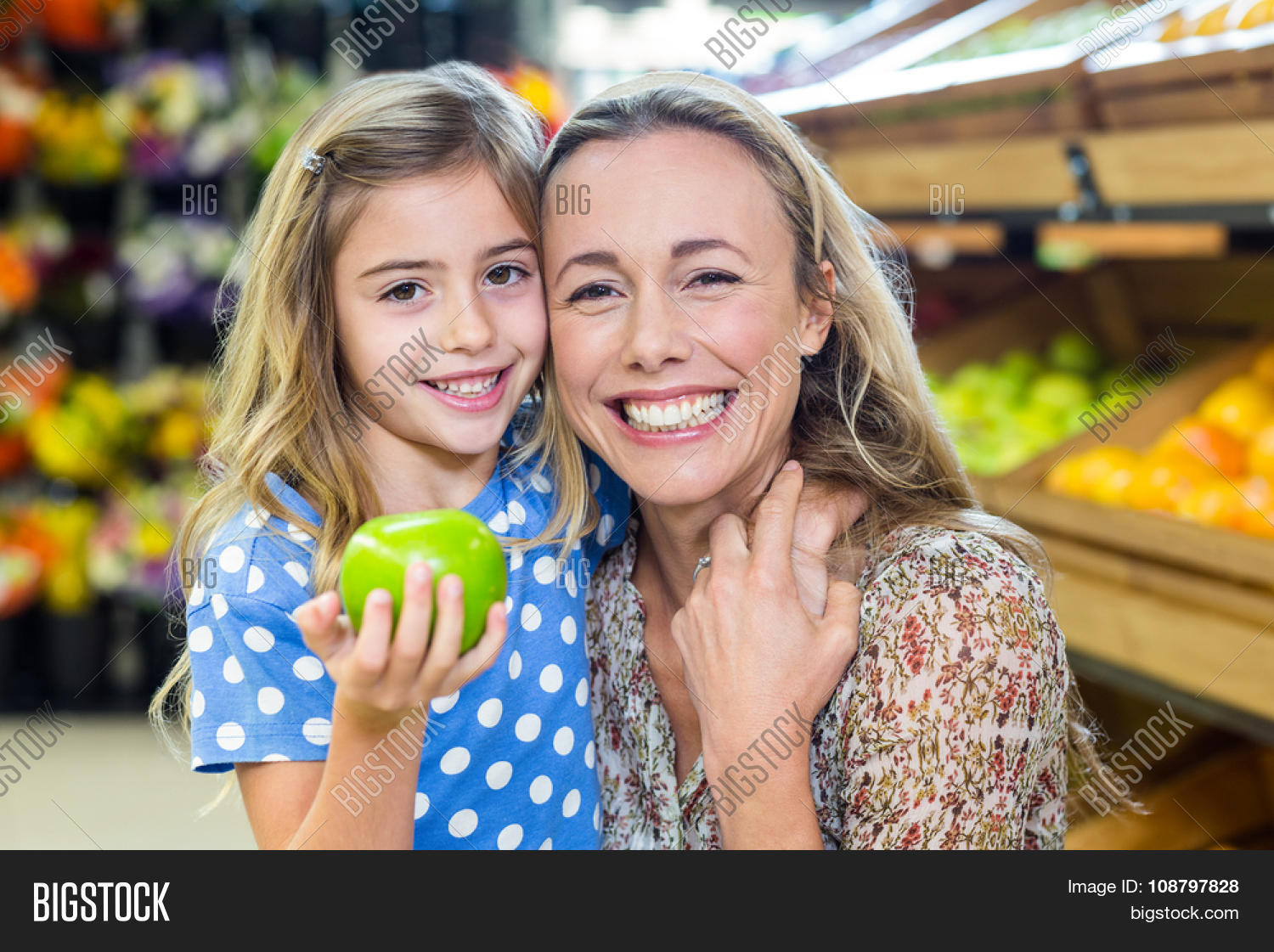 Asian middle-aged mother and daughter group photo hairdressing poster white background. Her daughter. Her daughter. мать успокаивает ребенка. Her daughter.