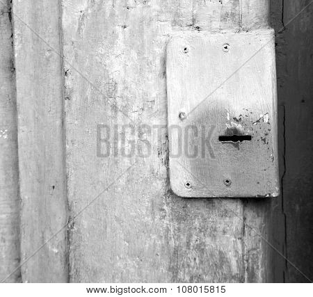 Traditional   Door    In Italy   Anciant Wood And Traditional  Texture Nail