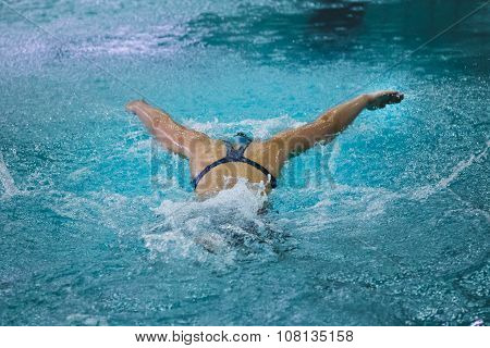girl athlete swims butterfly