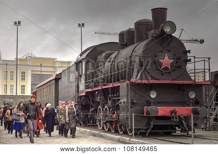 Black Steam Locomotive With Red Star