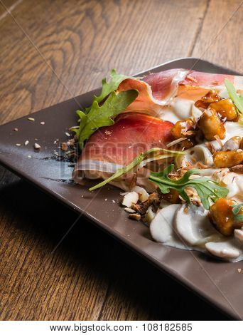 Decorated tagliatelle with cheese sauce, mushrooms and chicken