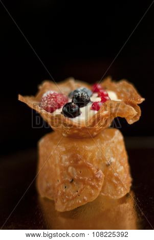 Caramel tartlet with fresh berries and cream