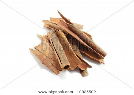 흰색 배경에 Cinamon 스틱 근접 촬영