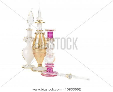 Trzy perfum butelek, na białym tle.