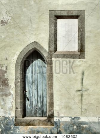 Oude afbrokkelende muur en een venster