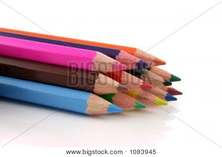 Pile de crayons de couleur sur fond blanc