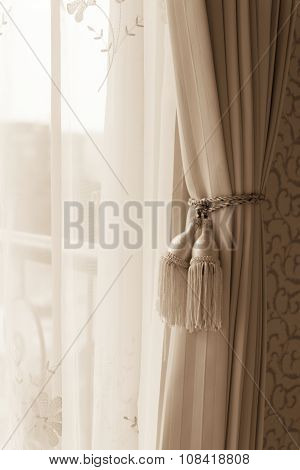 Curtain With Curtain Tieback