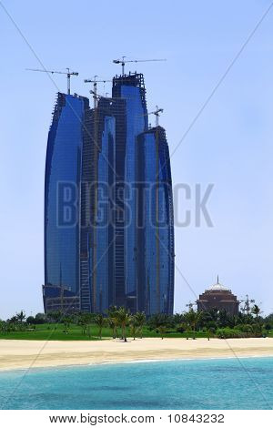 Høje bygning Etihad Towers bag stranden på solrig dag April 15, 2010