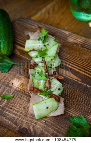 Snack on the fragrant bread with cucumber, herbs and spices