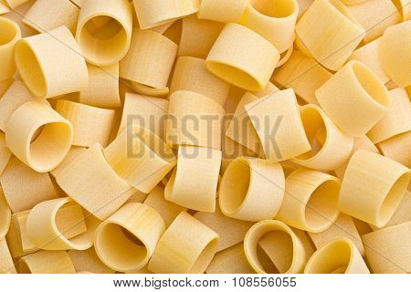 pattern of uncooked pasta calamarata