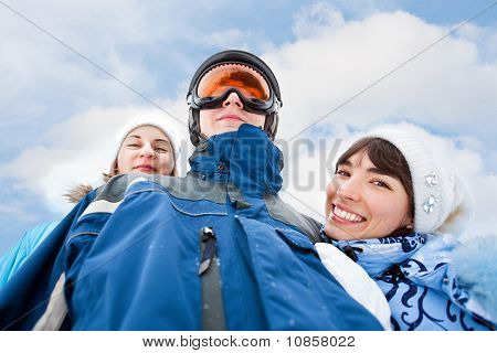 Sorridenti ragazze In blu e l'uomo nella maschera di Sky