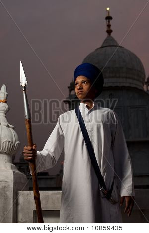 Passivo menino Sikh lança Paonta Sahib