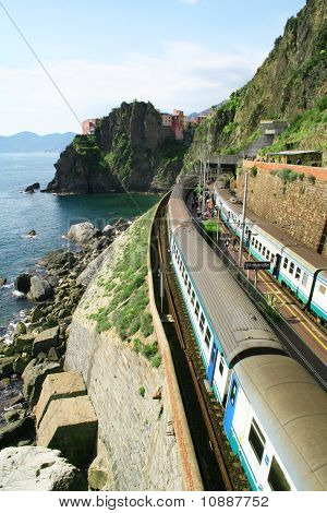 Italia. Cinque Terre. Tren en la estación Manarola