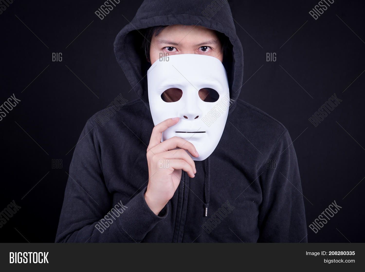 Держит маску. Вал валентино фокусник. Человек в белой маске. Белая маска. Вэл валентино тайны великих магов.