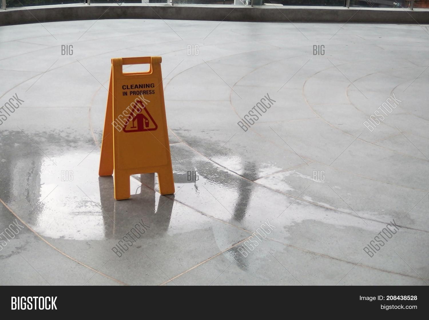 Информационная табличка мокрый пол. Табличка "мокрый пол". Табличка скользко напольная. На мокром полу или поле. Табличка caution wet floor.