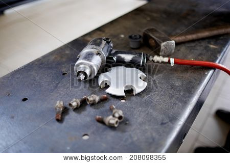 Good pneumatic gun for unscrewing twisting bolts and unscrewed bolts with it. Tools and equipment.