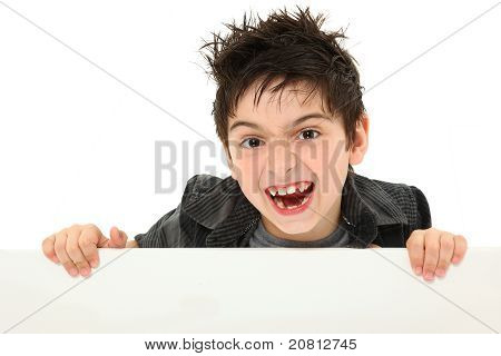 Filho de menino bobo cara segurando a tela em branco sobre branco