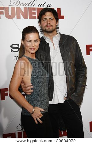 LOS ANGELES - APR 12: Julianne Morris a Kristoffer Polaha na světové premiéře ' smrti na Fun