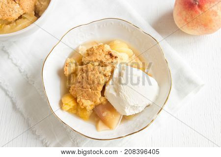 Peach Cobbler With Ice Cream