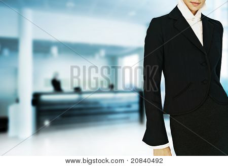 Kvinna i moderna Business Office