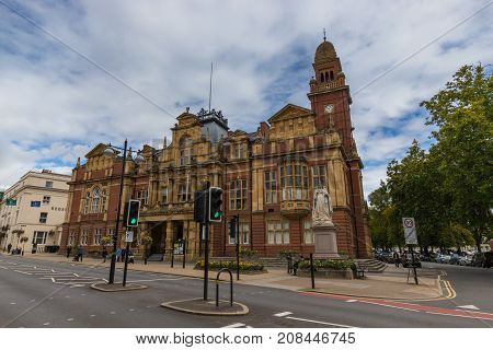 Leamington Town Hall, with Queen Victoria Statue, The Parade, Royal Leamington Spa, Warwickshire, UK, Europe September 2017