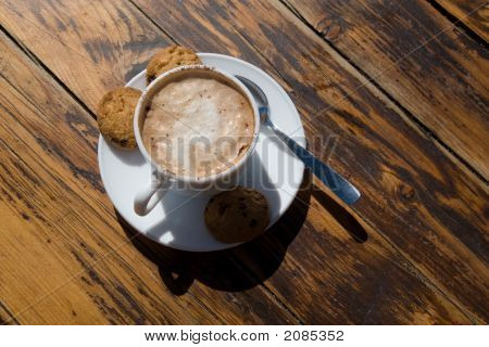 Šálek Cappuccino na stole Cafe