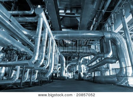 Industriezone, Stahl-Rohrleitungen in Blautönen
