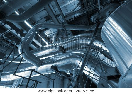 Industriezone, Stahl-Rohrleitungen in Blautönen