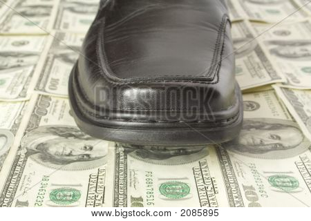 달러 바닥에 신발