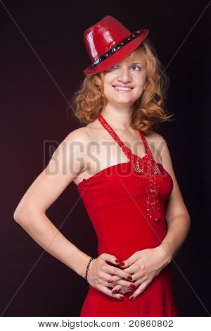Rusovlasá dívka v červených šatech a Red Hat