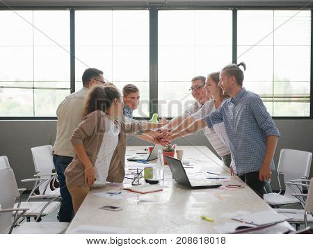 Office workers join hands to raise the spirit of work, so that the work goes well