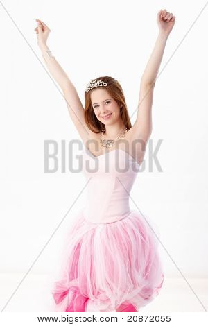 Mladá dívka v coming out šaty šťastně usmíval.?