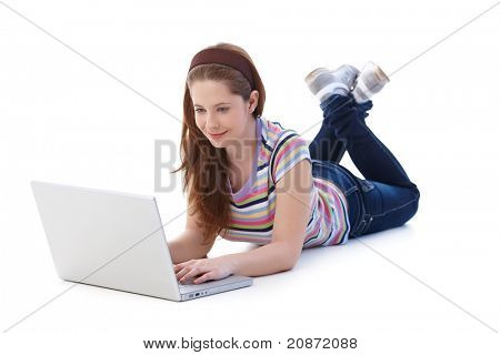 Krásná školačka na přední straně, prohlížení internetu na notebooku, usmíval se.?
