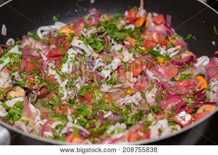 The healthy diet seafood and vegetables .