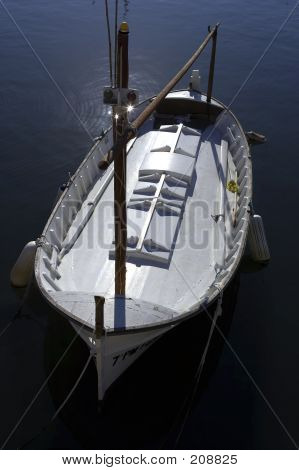 Enkelt træ hvid fiskerbåd