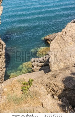 Sheer rocky coast.
Travel along the coast along the path of Prince Golitsyn.
