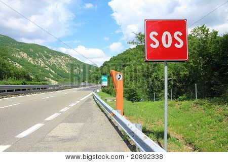 Notfalltelefon und Sos-Zeichen auf Straße