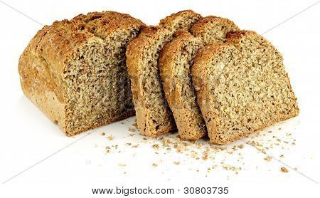 una hogaza de pan con tres rebanadas y pan rallado