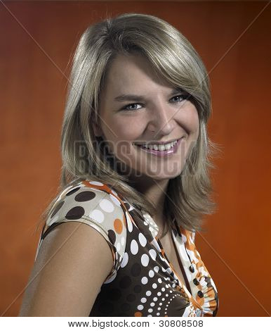 Vriendelijke jonge meisje portret In bruine rug