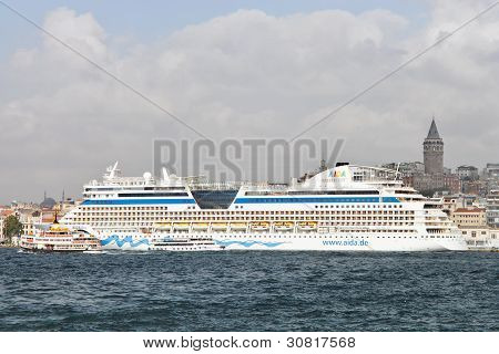 AIDA Diva Schiff im Hafen Istanbul