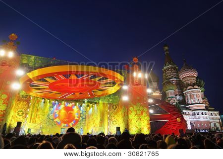 Moskva - 6. marts: Koncert for fejringen af Fastelavn på Red Square og St. Basil Cathedral, på Ma