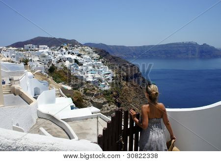 die junge Frau und santorini