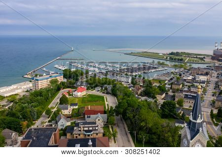 Port Washington, Wisconsin. The city was named for its natural port, and in honor of first President George Washington.